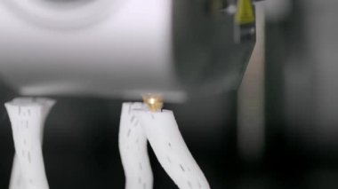 Karmaşık bir nesne yaratmak için, modern katkı maddesi üreten 3 boyutlu bir yazıcının yakın çekim görüntüsü..