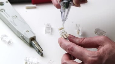 Temiz Çalışma Alanı Ortamı Ağ Kablosu ile Ethernet Bağlantısını Elle Test Etme ve Birleştirme