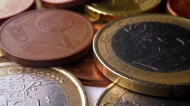 Makro Çekimde Pürüzsüz Bir Yüzeye Yığılmış ve Dağılmış Euro Bozukluklarının Yakın Görüntüsü