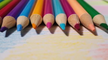 Yaratıcı Ofis Ortamı 'nda Kağıda Yazılmış Canlı Renkli Kalemler