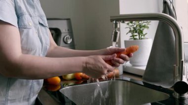 Modern Mutfak 'ta Çeşme Altında Temiz Havuç Doğal Işık ve Kapalı Tesis ile Yıkama