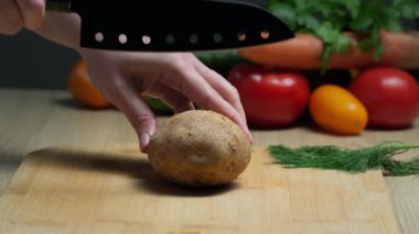 Mutfak Ortamı 'nda Tahta Tahtada Canlı Sebzelerle Taze Patates Kesen Eller