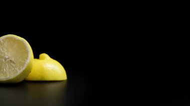 Dramatik Işıklı Siyah Kibrit Yüzeyinde Taze Sulu Limon Payları 'nın Yakın Çekimi