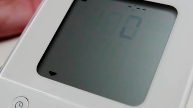 Tıbbi Ayarlarda Sistolik Okuma Gösteren Dijital Kan Basıncı Monitörünün Kapanışı