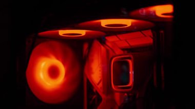 Canlı Kırmızı RGB Işıkları Karanlık Oda Ortamı 'ndaki Yüksek Performans Oyunları PC Kulesi' nin İçini Işıklandırıyor
