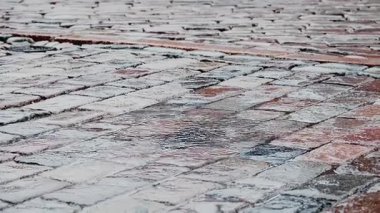 Yağmurun Yakın Çekimi Islak Çakıl Taşı Sokak Yüzeyi 'nde Dalgalanmalar Oluyor