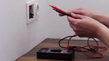 Profesyonel El Test Ediyor Elektrik Duvarı Soketi Modern İç Yüzeyde Dijital Çokölçer ile
