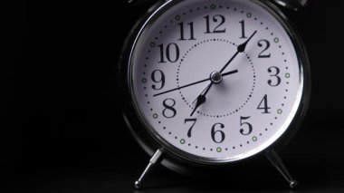 Yansıtıcı Yüzey Ayarlı Karanlık Minimalist Saatte Klasik Analog Alarm Saatinin Kapanışı