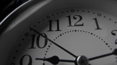 Düşük Işık Ortamı Vurgulama Zamanı ve Hassasiyetindeki Klasik Örneksel Saatin Yakın Çekimi