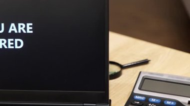 Ofiste Kalın 'Kovuldun' İletisini Gösteren Dizüstü bilgisayarın Kapanışı