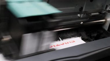 Modern Ofis Ortamı 'nda Kağıt ile İşleyen Mürekkep Jet Yazıcı Yazıcı Başlıklarının Yakın Görüntüsü