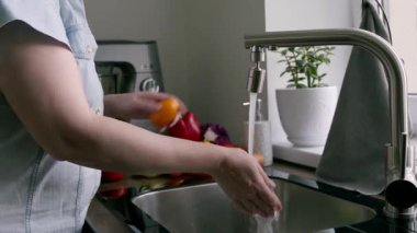 Modern Mutfak Lavabosunda Doğal Işık ve Temiz Ortam ile Taze Renkli Sebzeler Yıkama