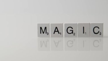 Temiz Beyaz Yansıtıcı Yüzeyde Scrabble Döşemeleri 'nin Yaratıcı Yakın Çekimi Büyüsü