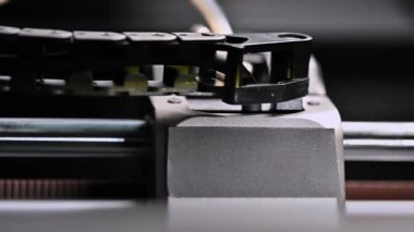 Modern teknoloji ortamında hassas mühendislik yakalayan 3D yazıcı mekanik bileşenleri yakın plan görüntüsü