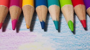 Yaratıcı Ofiste Çizim Kağıdına Sıralanmış Canlı Renkli Kalemler