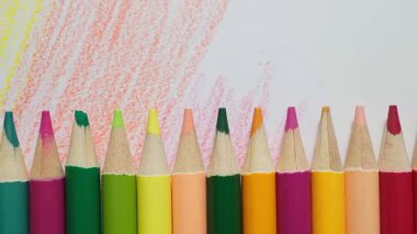 Modern Ofis Ayarlarında Canlı Renkli Kalemler Sanatsal Desenler Oluşturuyor