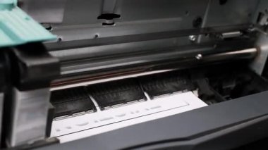 Modern Ofis Ayarlarında Beyaz Kağıt Üzerine Keskin Siyah Metin Oluşturan Mürekkep Jet Yazıcısının Yakın Görüntüsü