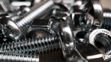 Parlak Metalik Cıvatalar ve Fındıkların Yakın Çekimi Endüstriyel Doku ve Ayrıntıları Oluşturur
