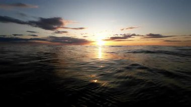 Gün batımında Sakin Okyanus Dalgaları Dramatik Gökyüzü ve Sahil Çevresindeki Huzurlu Ufuk