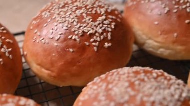 Mutfakta Taze Pişmiş Altın Burger Çörekleri ve Susam Tohumu Soğutma Rafında Soğutuluyor