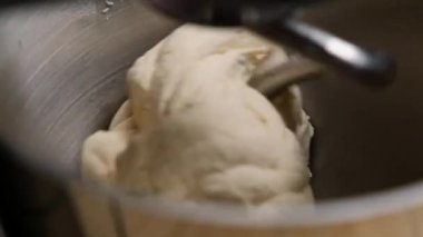 Ev Mutfağı Ortamı 'nda Paslanmaz Çelik Kasenin İçinde Diz çökmüş Yumuşak Hamur' un Yakın Çekimi