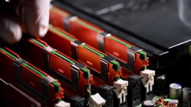Modern Bilgisayar Sistemi 'ne Yüksek Performans RAM Modülleri Kuran Teknisyenlerin Yakın Çekimi
