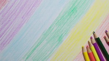 Yaratıcı Renkli Kalemler Beyaz Kağıt Kapalı Çizgiler Çiziyor