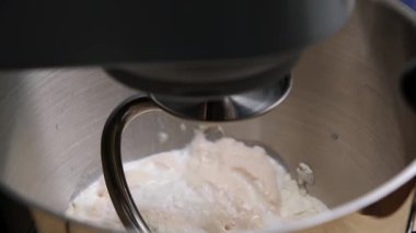 Modern Mutfak Ayarlarında Paslanmaz Çelik Ayaklı Karıştırıcı Yumuşak Hamur