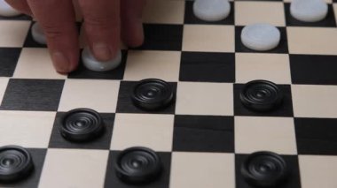 İçerideki Klasik Siyah ve Beyaz Dama Tahtasındaki El Taşıyıcı Taşıyıcısının Yakın Çekimi