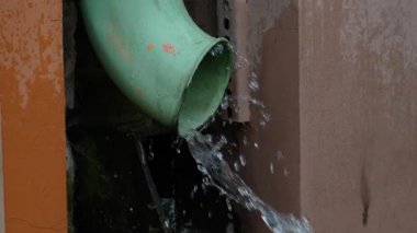 Yağmurlu Hava sırasında Şehir Çevresindeki Yeşil Yağmur Kanalından Suyun Yakın Çekimi