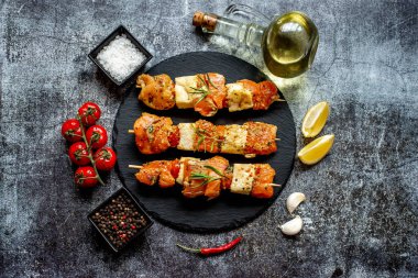 Limonlu ve otlu çiğ somon balığı.