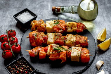 Limonlu ve otlu çiğ somon balığı.