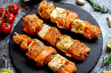 Limonlu ve otlu çiğ somon balığı.