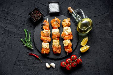 Limonlu ve otlu çiğ somon balığı.