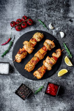 Sebzeli ızgara tavuk ve siyah taşlı baharat.