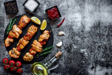 Sebzeli ızgara tavuk ve siyah taşlı baharat.