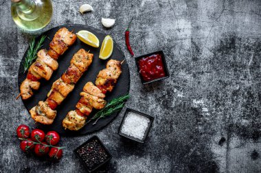 Sebzeli ızgara tavuk ve siyah taşlı baharat.