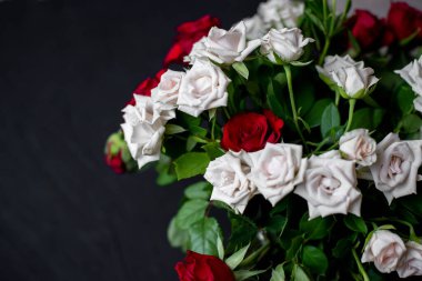 Siyah arka planda güzel bir buket gül.