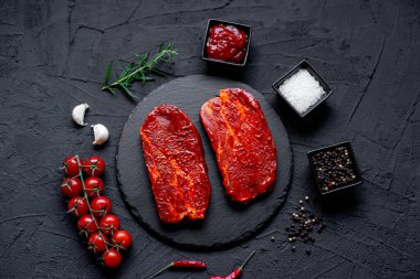 Baharat ve otlarla marine edilmiş çiğ et, yakın görüş.