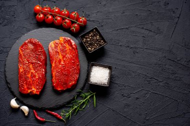 Baharat ve otlarla marine edilmiş çiğ et, yakın görüş.