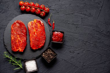 Baharat ve otlarla marine edilmiş çiğ et, yakın görüş.