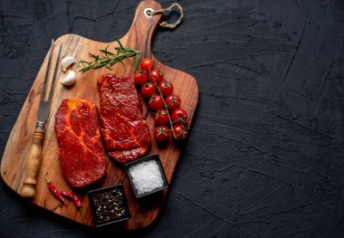 Baharat ve otlarla marine edilmiş çiğ et, yakın görüş.