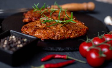 Sebze ve baharat siyah arka plan üzerine sığır eti biftek ızgara
