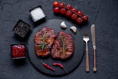 Sebze ve baharat siyah arka plan üzerine sığır eti biftek ızgara