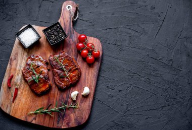 Biberiye ve baharatlı ızgara biftek, yakın görüş.