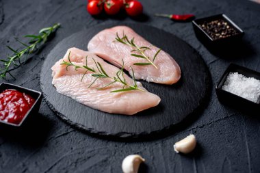 Baharatlı ve otlu çiğ tavuk göğsü, yakın görüş.