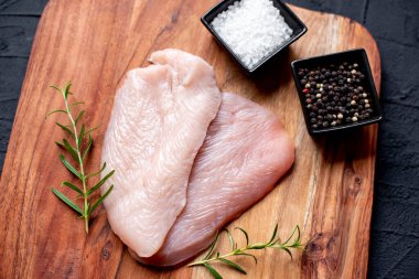 Baharatlı ve otlu çiğ tavuk göğsü, yakın görüş.