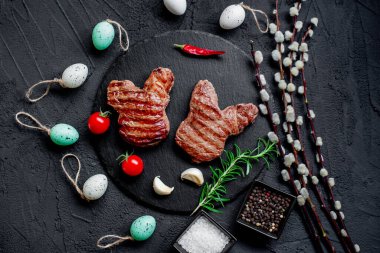 Çiğ sığır eti şekilli biftekler, yakın görüş, Paskalya konsepti