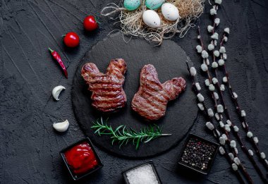 Çiğ sığır eti şekilli biftekler, yakın görüş, Paskalya konsepti