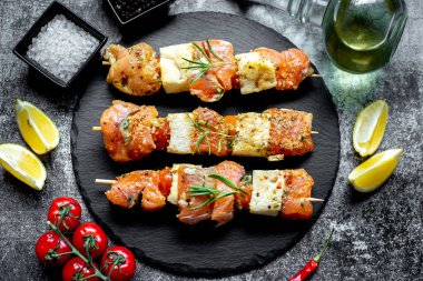 Limonlu ve otlu çiğ somon balığı.